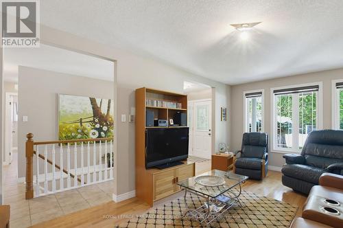 9989 Oxbow Drive, Middlesex Centre (Komoka), ON - Indoor Photo Showing Living Room