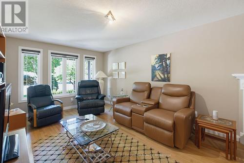9989 Oxbow Drive, Middlesex Centre (Komoka), ON - Indoor Photo Showing Living Room