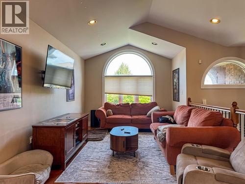 4583 Helsinki, Windsor, ON - Indoor Photo Showing Living Room
