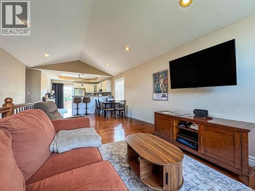 4583 Helsinki, Windsor, ON - Indoor Photo Showing Living Room