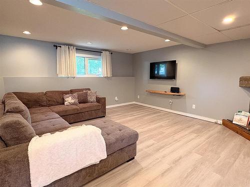54 Darrach Bay, Brandon, MB - Indoor Photo Showing Living Room