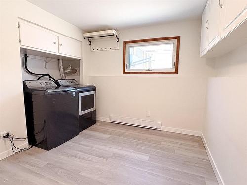 54 Darrach Bay, Brandon, MB - Indoor Photo Showing Laundry Room