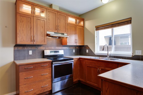 860 Glenwood Avenue, Kelowna, BC - Indoor Photo Showing Kitchen With Double Sink