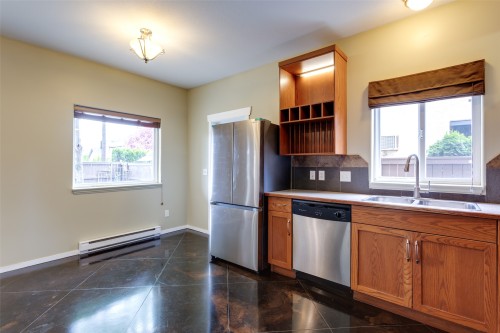 860 Glenwood Avenue, Kelowna, BC - Indoor Photo Showing Kitchen With Double Sink