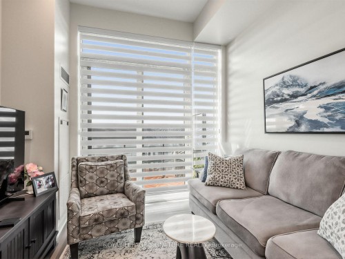 1205-100 Eagle Rock Way, Vaughan, ON - Indoor Photo Showing Living Room