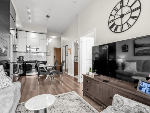 1205-100 Eagle Rock Way, Vaughan, ON - Indoor Photo Showing Living Room