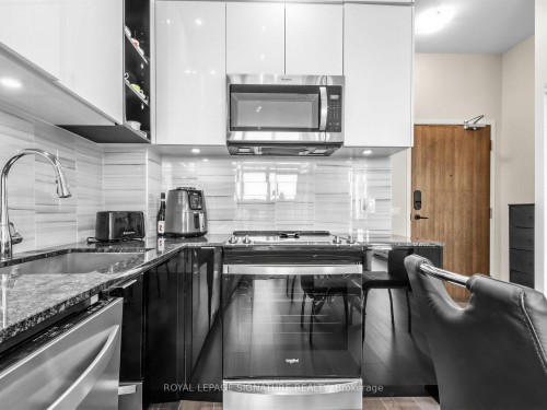 1205-100 Eagle Rock Way, Vaughan, ON - Indoor Photo Showing Kitchen With Upgraded Kitchen