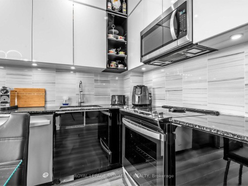 1205-100 Eagle Rock Way, Vaughan, ON - Indoor Photo Showing Kitchen With Upgraded Kitchen