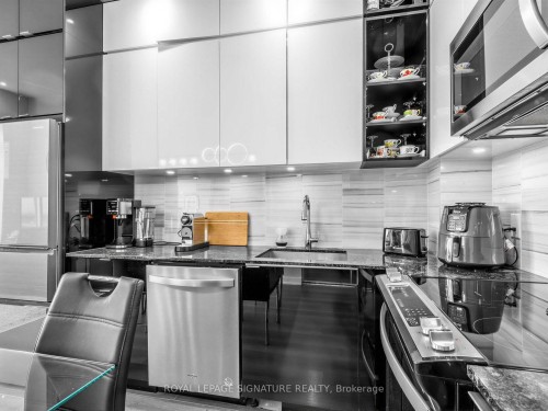 1205-100 Eagle Rock Way, Vaughan, ON - Indoor Photo Showing Kitchen With Upgraded Kitchen