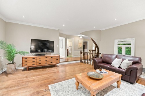 107 Windham Trail, Aurora, ON - Indoor Photo Showing Living Room