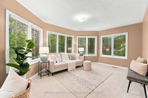 107 Windham Trail, Aurora, ON - Indoor Photo Showing Living Room