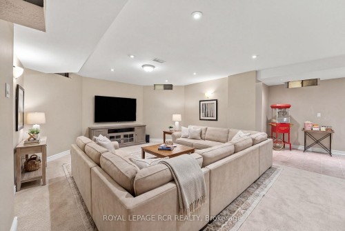 107 Windham Trail, Aurora, ON - Indoor Photo Showing Living Room