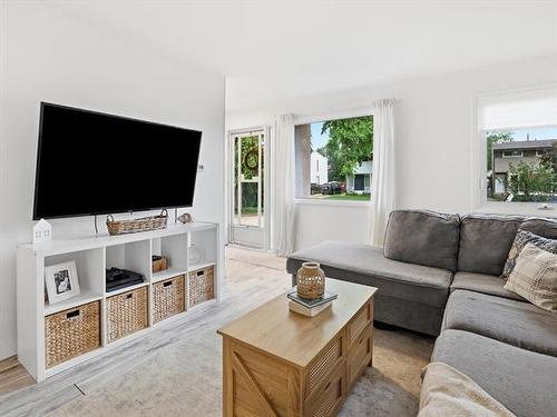 107 Berkshire Bay, Winnipeg, MB - Indoor Photo Showing Living Room