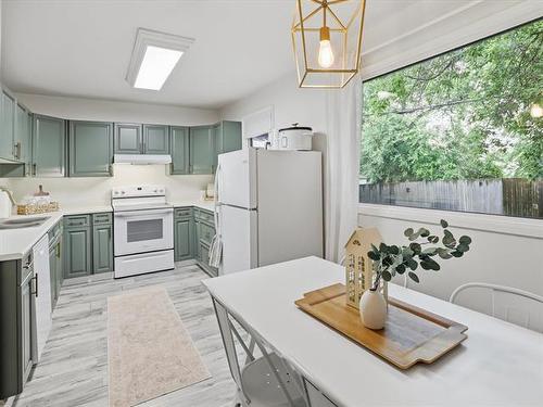 107 Berkshire Bay, Winnipeg, MB - Indoor Photo Showing Kitchen