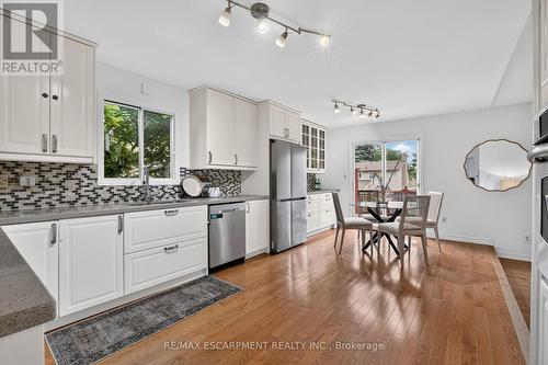 2450 Overton Drive, Burlington, ON - Indoor Photo Showing Kitchen With Upgraded Kitchen