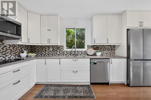 2450 Overton Drive, Burlington, ON - Indoor Photo Showing Kitchen With Upgraded Kitchen