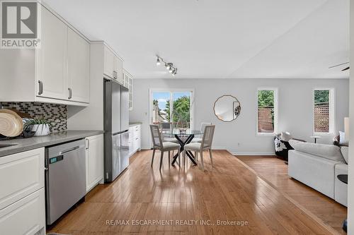 2450 Overton Drive, Burlington, ON - Indoor Photo Showing Kitchen