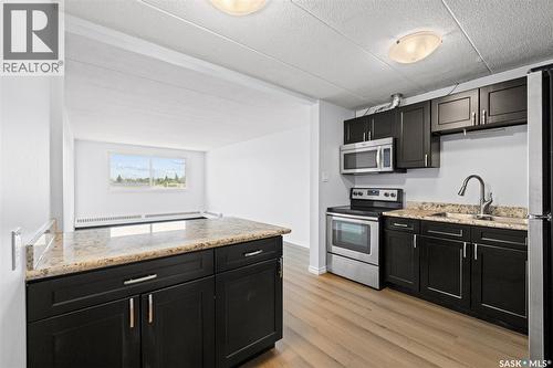 21 2620 5Th Avenue N, Regina, SK - Indoor Photo Showing Kitchen With Double Sink