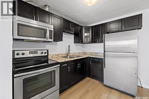 21 2620 5Th Avenue N, Regina, SK - Indoor Photo Showing Kitchen With Stainless Steel Kitchen With Double Sink