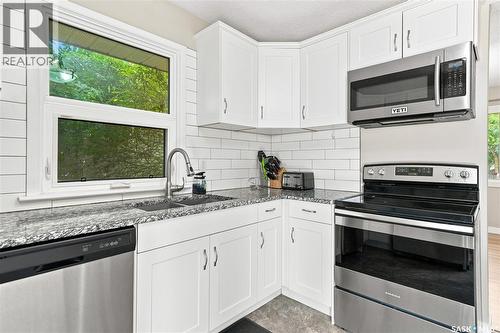 1116 Ewart Avenue, Saskatoon, SK - Indoor Photo Showing Kitchen