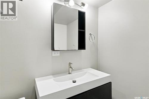 1116 Ewart Avenue, Saskatoon, SK - Indoor Photo Showing Bathroom