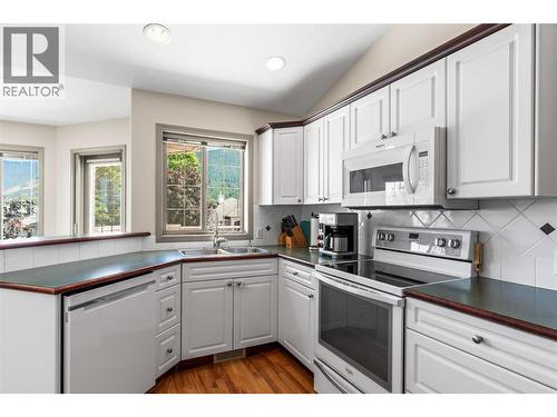 2068 Hunter Crescent, Armstrong, BC - Indoor Photo Showing Kitchen With Double Sink