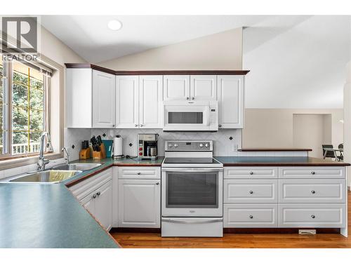 2068 Hunter Crescent, Armstrong, BC - Indoor Photo Showing Kitchen With Double Sink