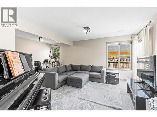 2068 Hunter Crescent, Armstrong, BC - Indoor Photo Showing Living Room