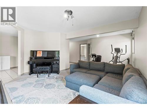 2068 Hunter Crescent, Armstrong, BC - Indoor Photo Showing Living Room