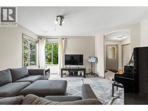2068 Hunter Crescent, Armstrong, BC - Indoor Photo Showing Living Room
