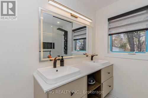 40 Granton Street, Hamilton, ON - Indoor Photo Showing Bathroom