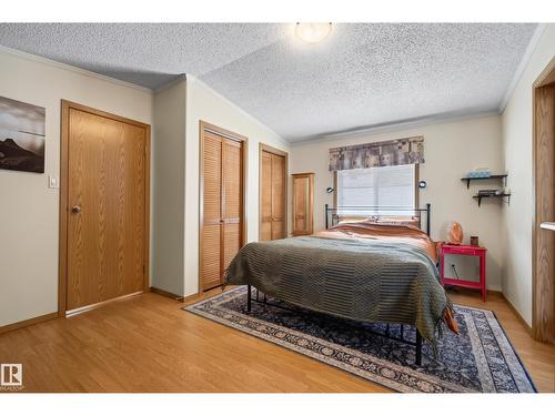 547 Evergreen Park Nw, Edmonton, AB - Indoor Photo Showing Bedroom