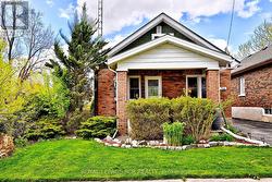 116 BUCKINGHAM AVENUE  Oshawa, ON L1G 2K5
