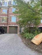 142 HALL STREET Richmond Hill, ON L4C 4N8