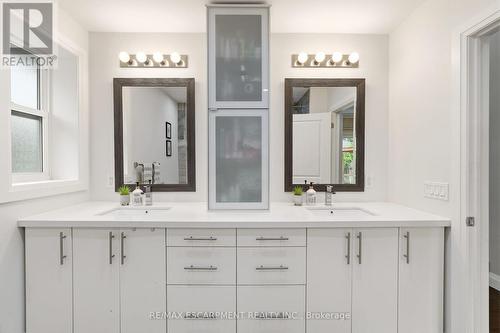 715 Drury Lane, Burlington, ON - Indoor Photo Showing Bathroom
