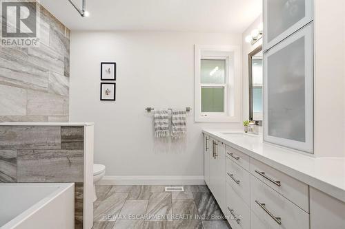 715 Drury Lane, Burlington, ON - Indoor Photo Showing Bathroom