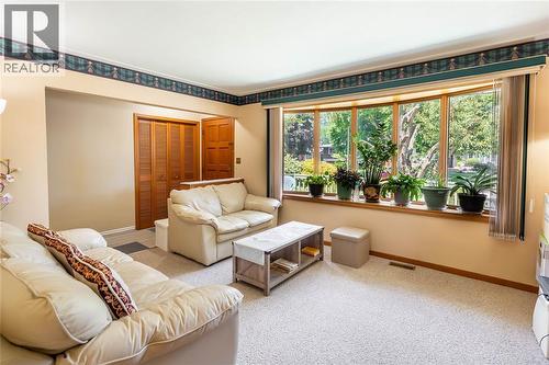 8 Parry Drive, Chatham, ON - Indoor Photo Showing Living Room
