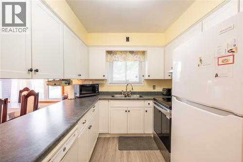 8 Parry Drive, Chatham, ON - Indoor Photo Showing Kitchen With Double Sink