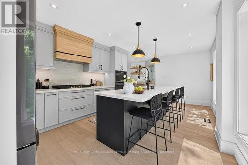 1340 Contour Drive, Mississauga, ON - Indoor Photo Showing Kitchen With Upgraded Kitchen