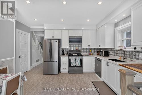9 Davidson Street, Cambridge, ON - Indoor Photo Showing Kitchen