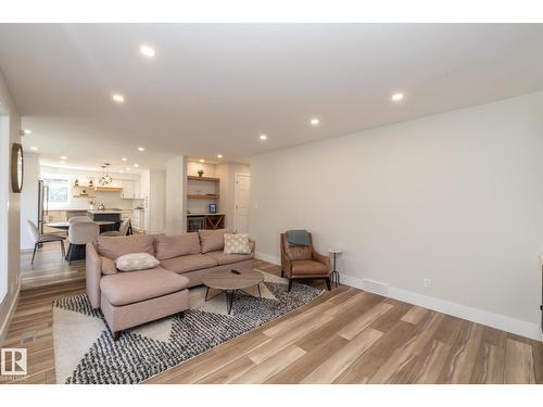 808 Hepburn Av Nw, Edmonton, AB 