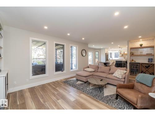 808 Hepburn Av Nw, Edmonton, AB 
