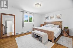 Spacious primary bedroom - Top floor - 