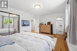 Spacious primary bedroom with large sliding mirrors and ensuite bathroom - Top floor - 