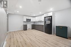 Bachelor Apartment - Modern kitchen - 