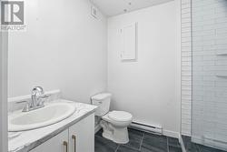 Bachelor Apartment - Modern bathroom - 