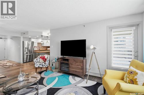 1702 311 6Th Avenue N, Saskatoon, SK - Indoor Photo Showing Living Room
