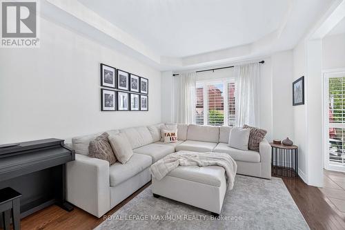95 White Beach Crescent, Vaughan, ON - Indoor Photo Showing Living Room