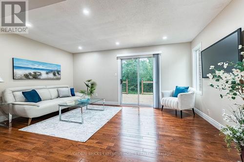 2150 Hunt Crescent, Burlington, ON - Indoor Photo Showing Living Room
