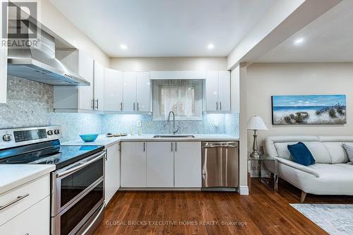 2150 Hunt Crescent, Burlington, ON - Indoor Photo Showing Kitchen With Stainless Steel Kitchen With Upgraded Kitchen
